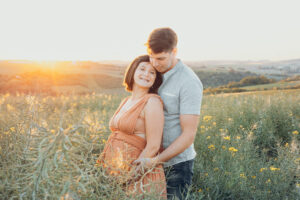 Schwangere Frau im Boho-Kleid bei Sonnenuntergang – Babybauch Shooting Würzburg