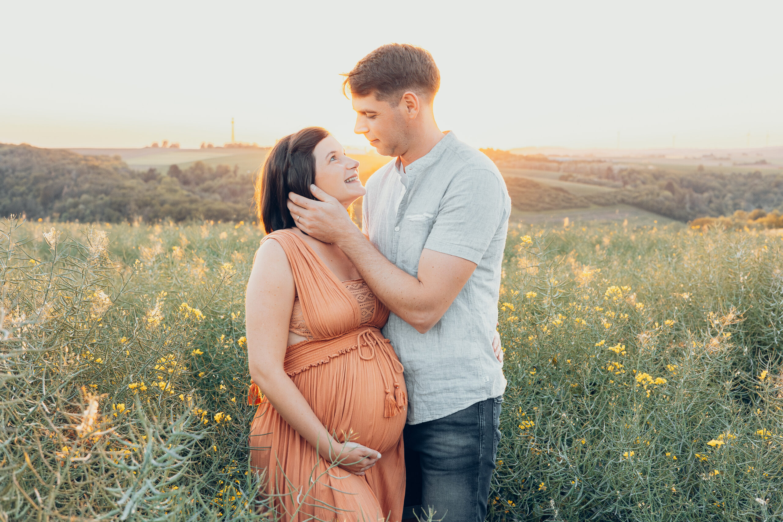 Natürliche Babybauch, Neugeborenenshootings und Familienfotos in Würzburg