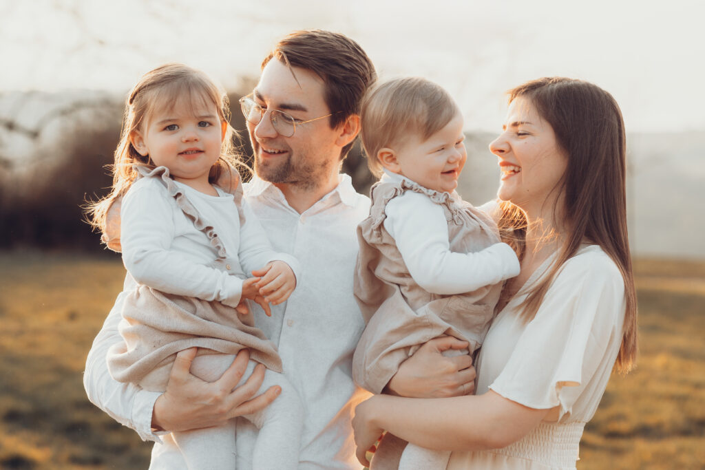 Natürliche Babybauch, Neugeborenenshootings und Familienfotos in Würzburg