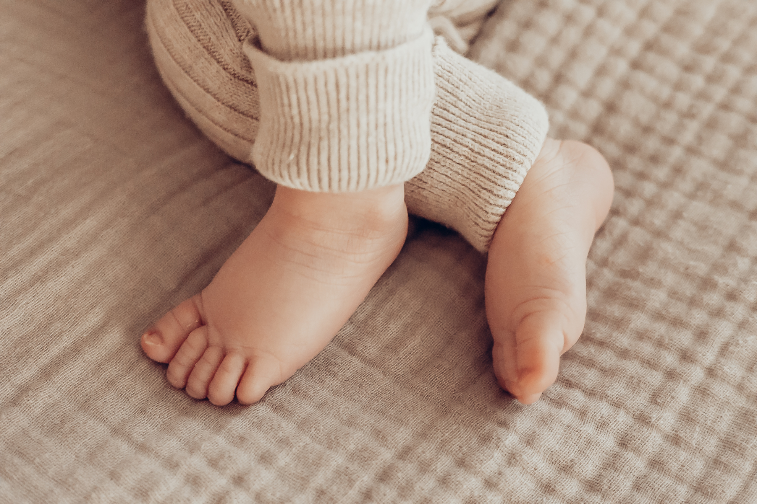 Babyfotos Würzburg – inniger Moment mit Mutter und Baby